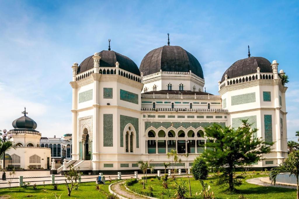 Oyo 990 Stadion Residence Syariah Medan Exterior photo